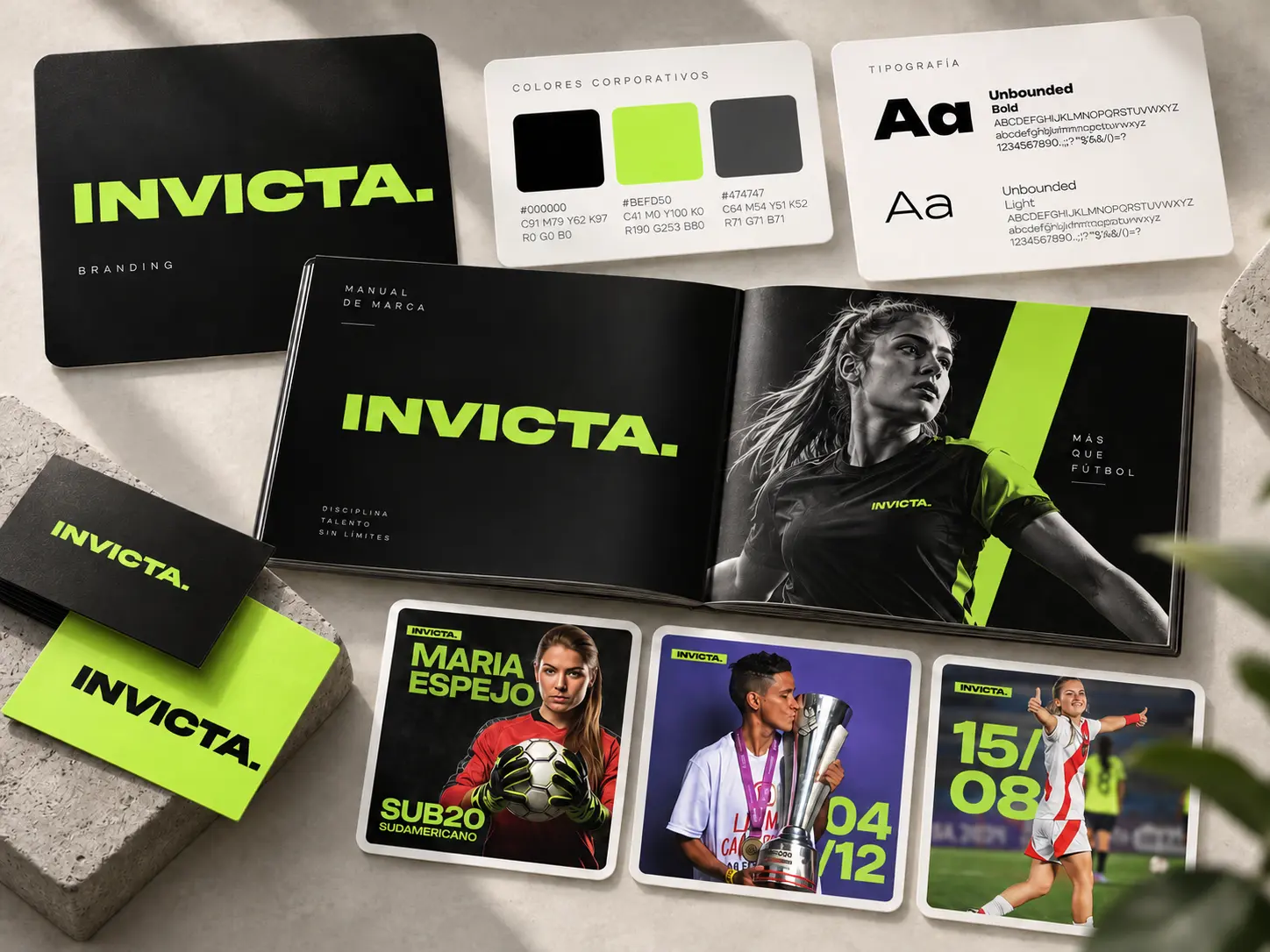 Presentación de la identidad de Invicta: manual de marca abierto con fotografía de una jugadora, tarjetas en negro y verde lima y piezas sociales deportivas.